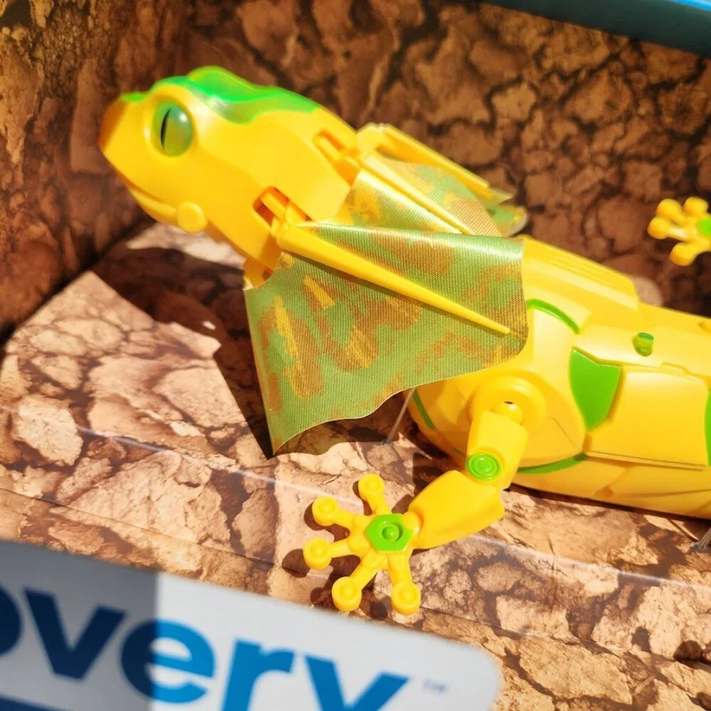 NEW Discovery Kids Robot RC Frilled Lizard Wireless Controller with Motion Activ